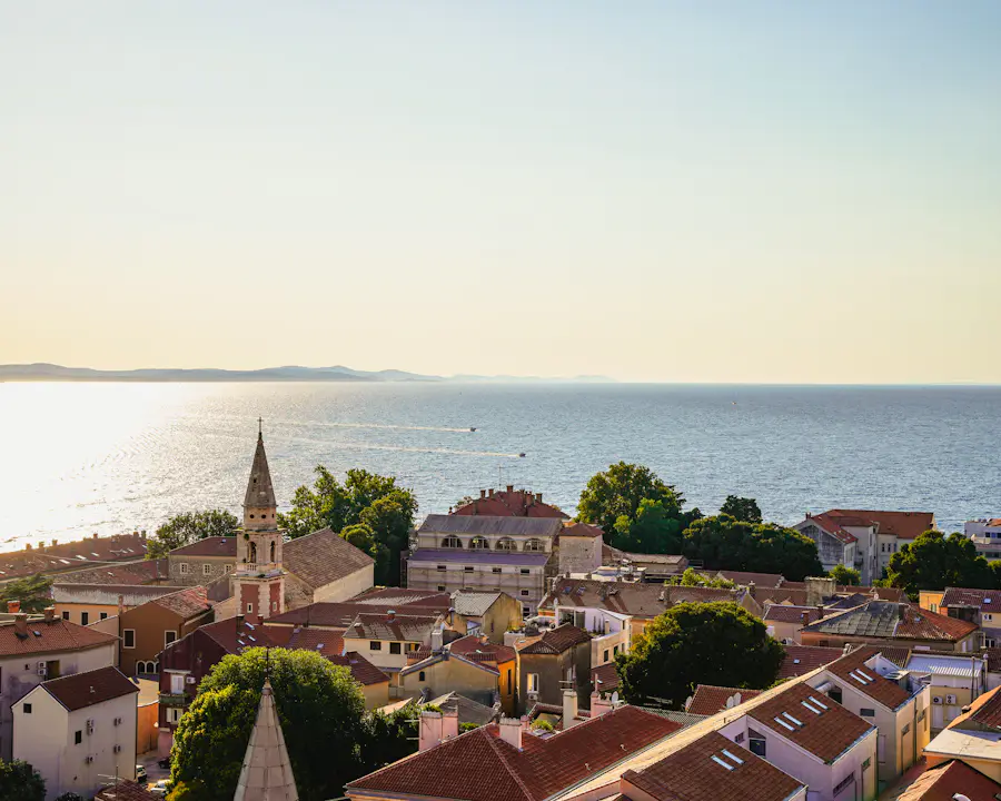 Tejados y mar en Zadar, Croacia